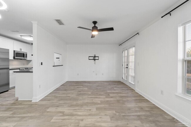 Building Photo - 707 Majestic Dr