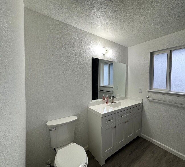 Building Photo - Completely Remodeled Three Bedroom in North Tacoma