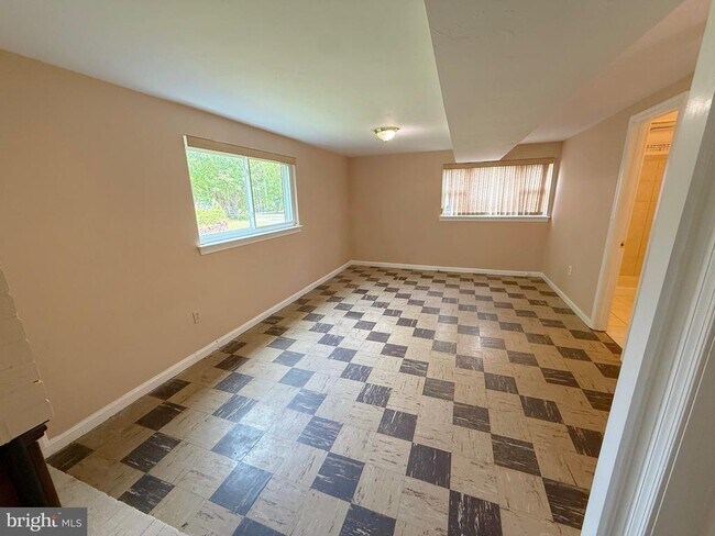 Building Photo - 7104 Adelphi Rd