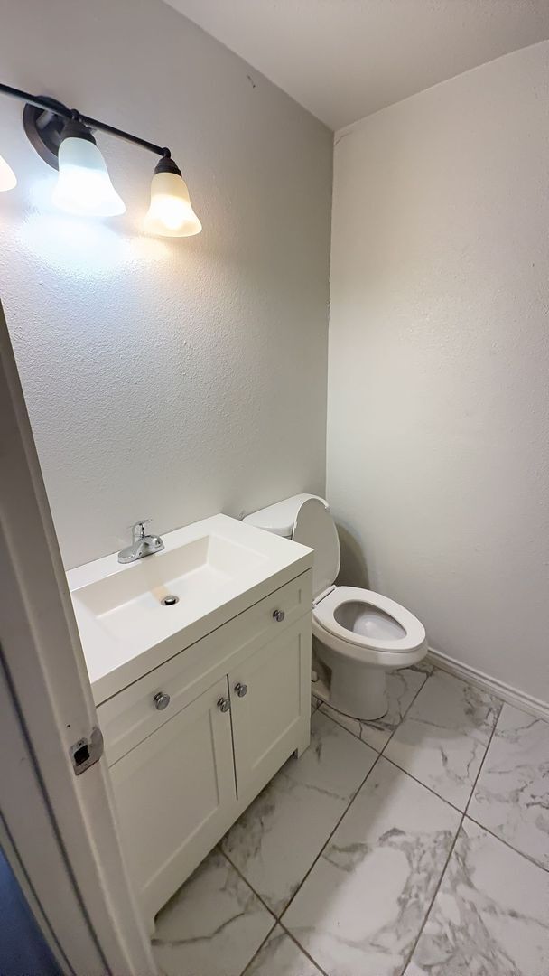 Building Photo - Upgraded 4 bedroom 2.5 bathroom house!  HOUSING ACCEPTED! MOVE-IN SPECIAL!