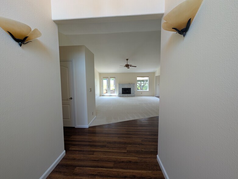 Building Photo - 520 Bobbys Ln