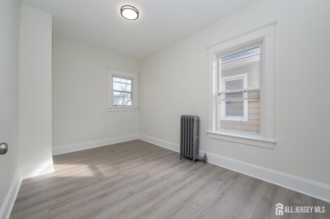 Building Photo - 377 Delavan St