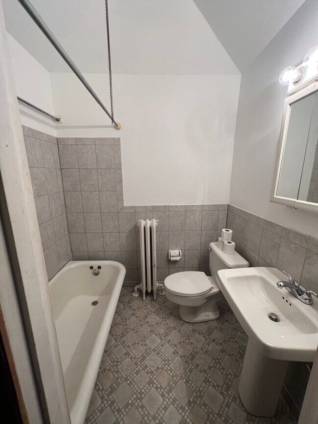 Building Photo - 2828 Sellers St