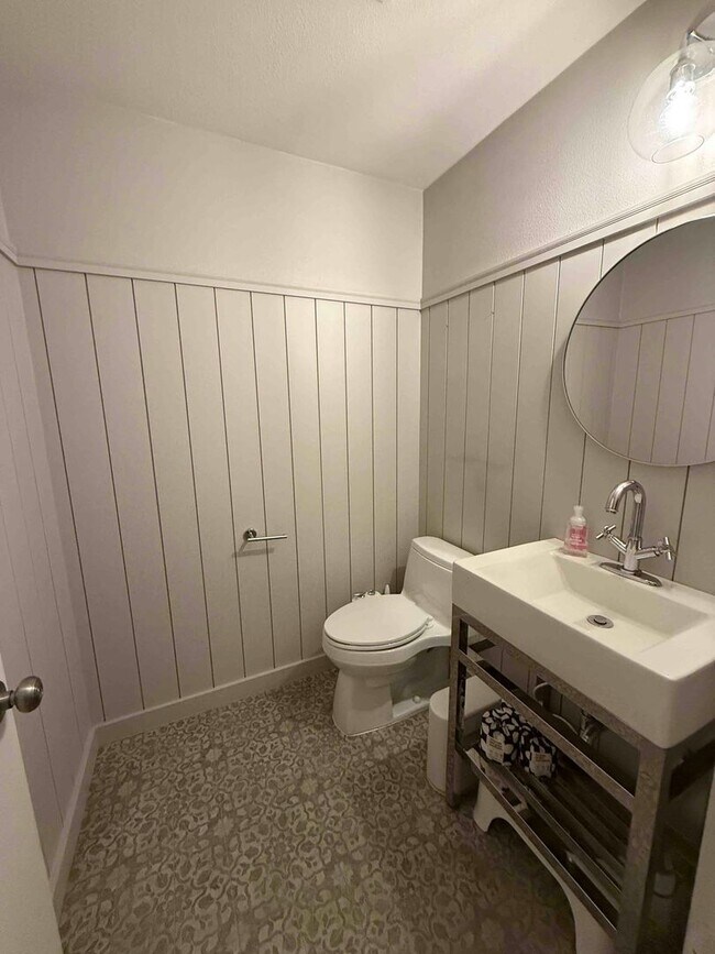 Building Photo - Fabulous Campus Commons 3 Bedroom