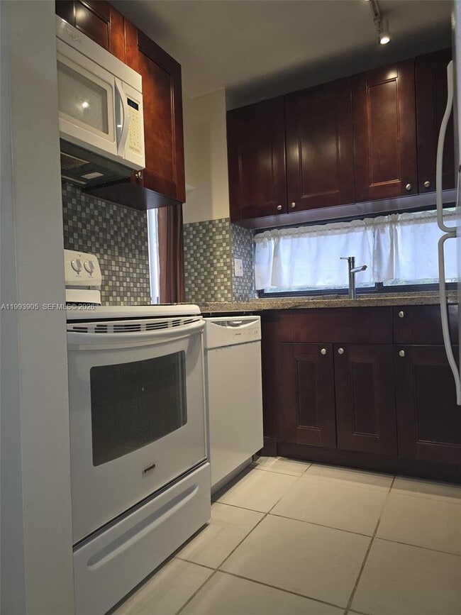 Building Photo - 17021 N Bay Rd