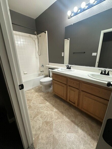Guest bathroom. - 6632 Maple Creek Dr