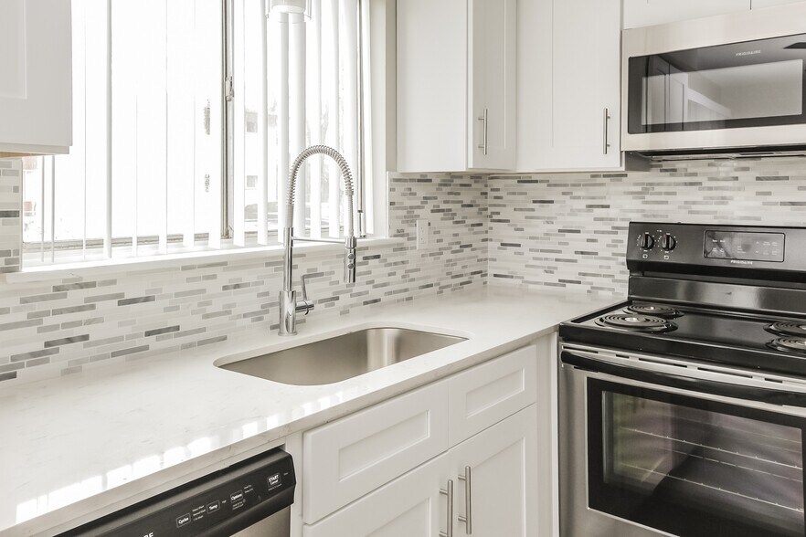 Golfview Apartments 1120111351 E 14 Mile Rd Sterling Heights MI