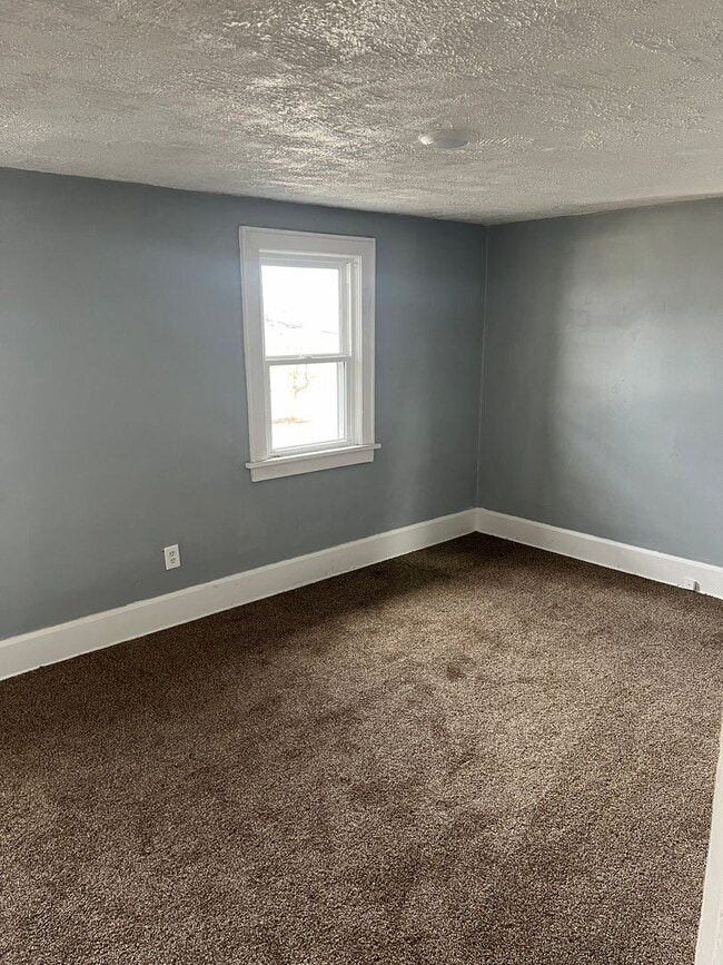 Building Photo - 3 Bed / 1.5 Bath Updated Home with Off-Street Parking!