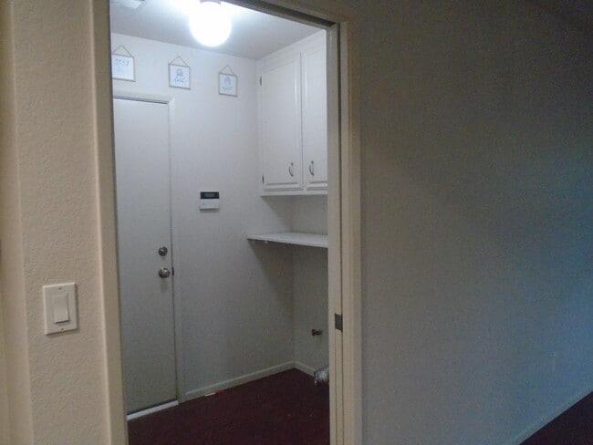 Building Photo - GORGEOUS IN THE OAKS !!!