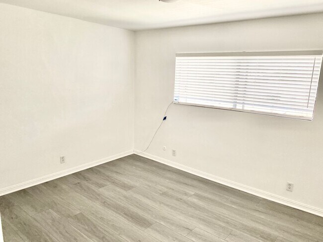 Building Photo - 5869 Dauphin Ave