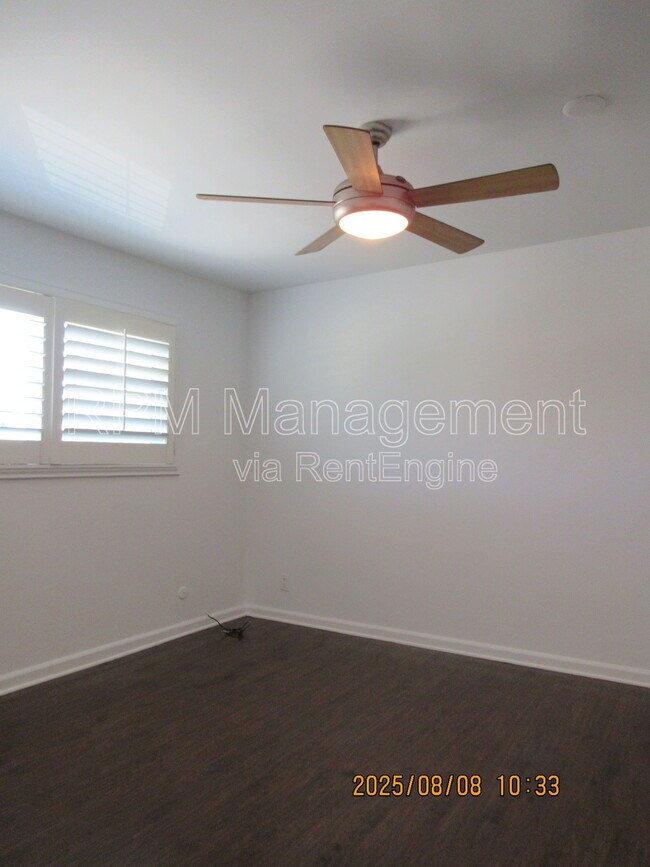 Building Photo - 20327 Saticoy St