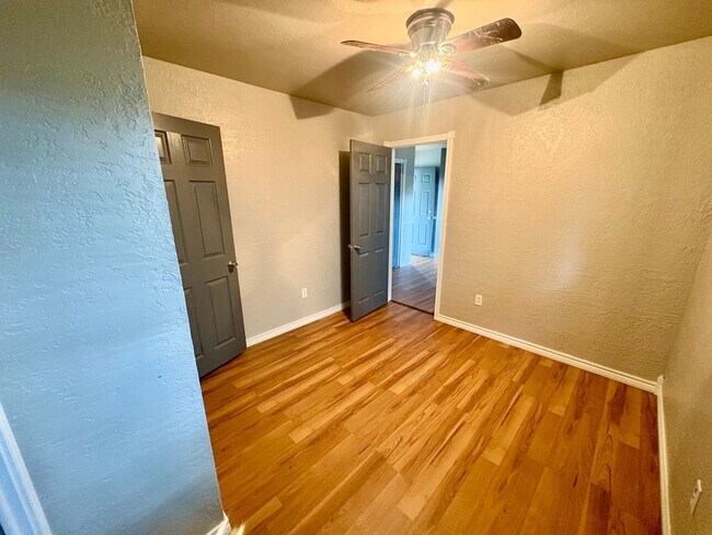 Building Photo - Spacious 4 Bedroom, 2 Bathroom Home with L...