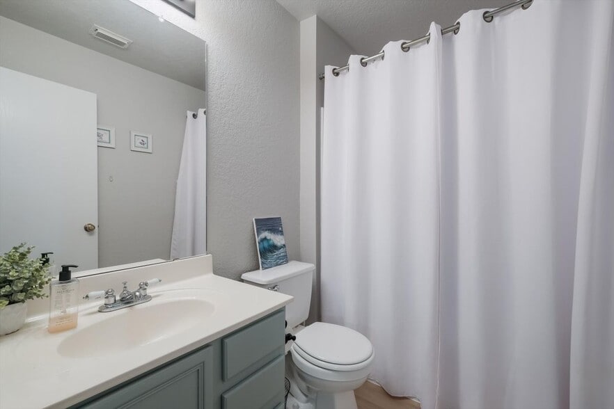 Building Photo - 834 Quitman Oak