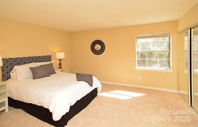 Building Photo - 8843 Hunter Ridge Dr