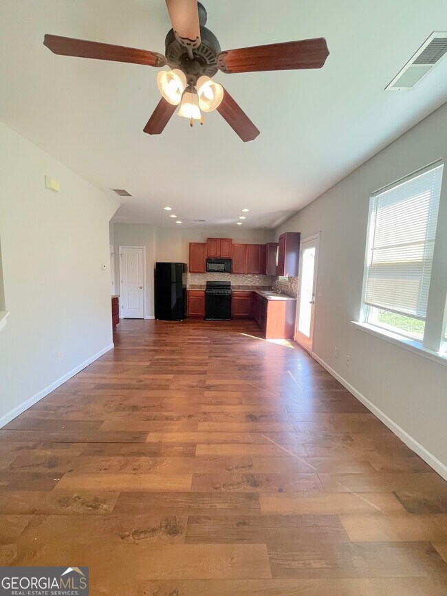 Building Photo - 149 High Point Way