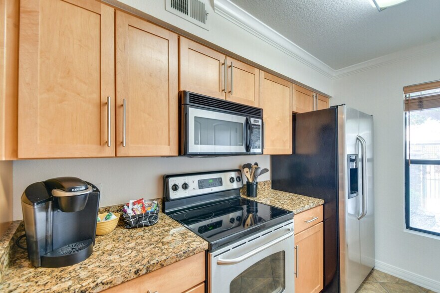 Building Photo - 2025 E Campbell Ave