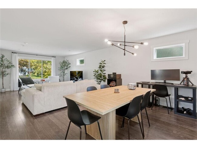 Building Photo - 2084 Reaney Ave E