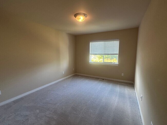 Building Photo - 8862 Ellsworth Ct NE