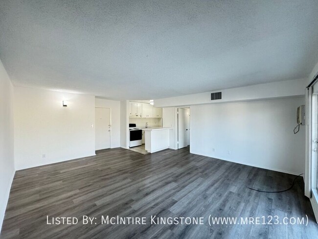 Building Photo - Move-in Specials Await in this Spacious 2B...