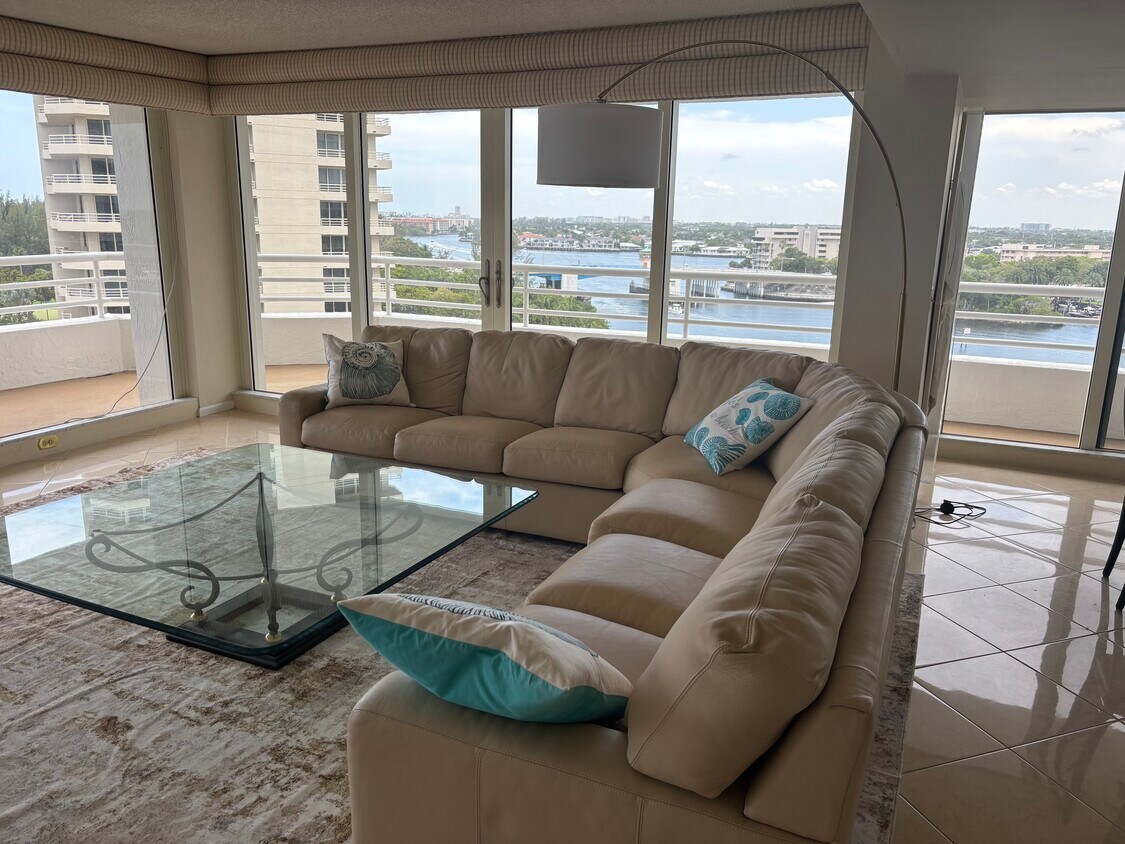 Living room - 4201 N Ocean Blvd