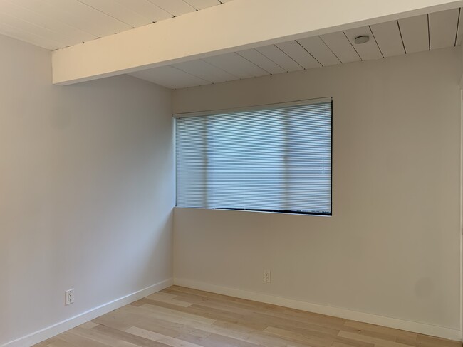 Building Photo - 5559 Greenridge Rd