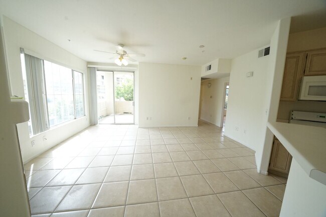 Building Photo - SHOWINGS AVAILABLE NOW