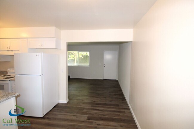 Building Photo - $2495 - 2 Bed 1.5 Remodeled 2 Story Towhn Home Near Keily and Saratoga