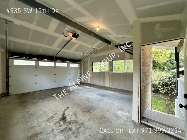 Building Photo - 4935 SW 19th Dr