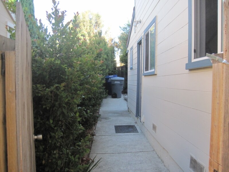 Building Photo - 718 Laurel Ave