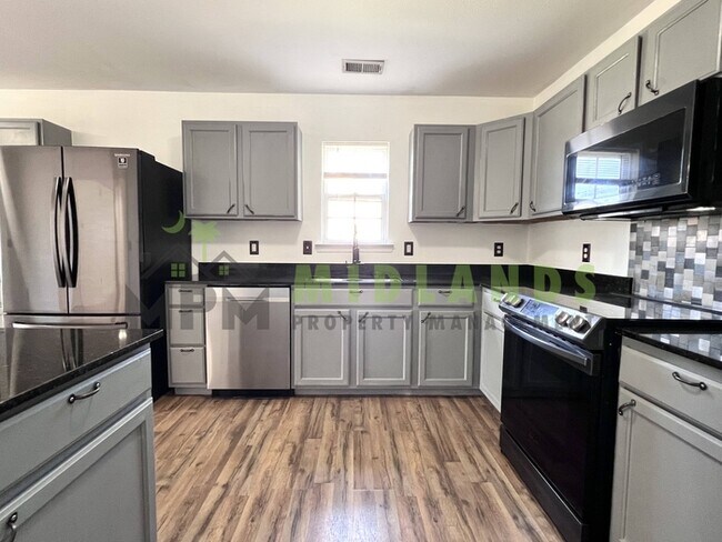Building Photo - 492 Denman Loop