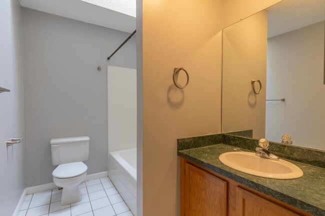 Building Photo - Multi Level Updated 2 Bedroom Condo
