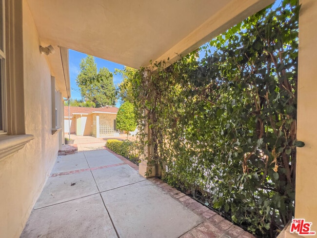 Building Photo - 15426 Camarillo St