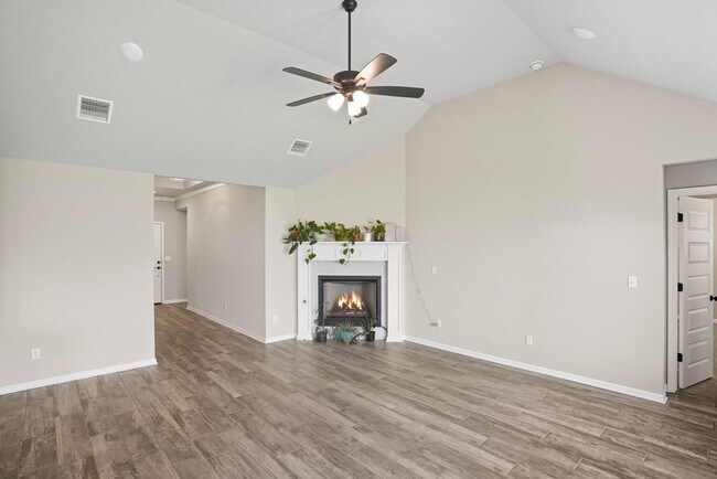 Building Photo - Like new, Move in Ready.