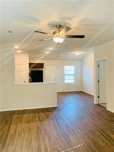 Building Photo - 936 E Bunting St