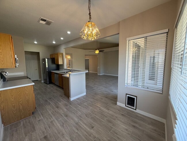 Building Photo - UPDATED BEAUTY IN GARDEN LAKES
