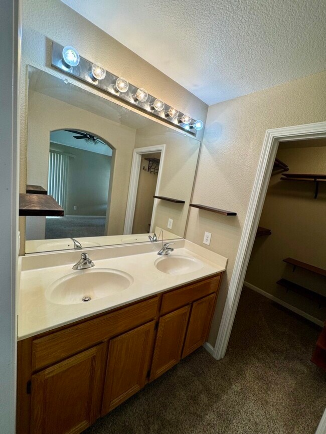 Building Photo - Beautiful 3 Bed / 2 Bath Home with 2-Car Garage in Roseville