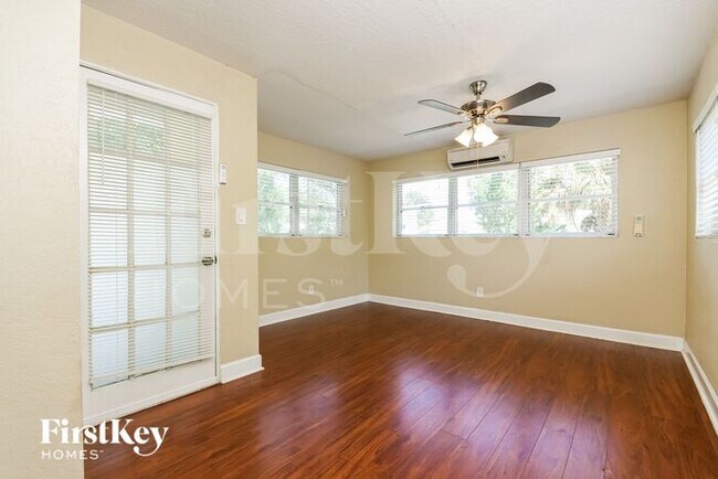 Building Photo - 630 N Lakemont Ave