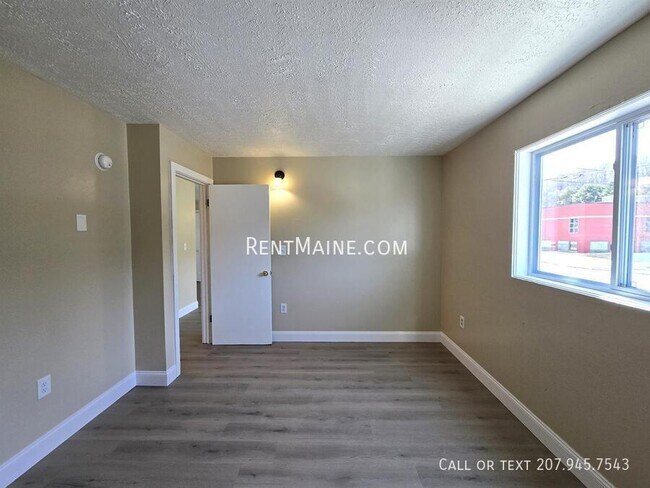 Building Photo - 8 Hillside Ln