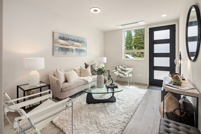 Building Photo - Bryant/Ravenna Townhouse