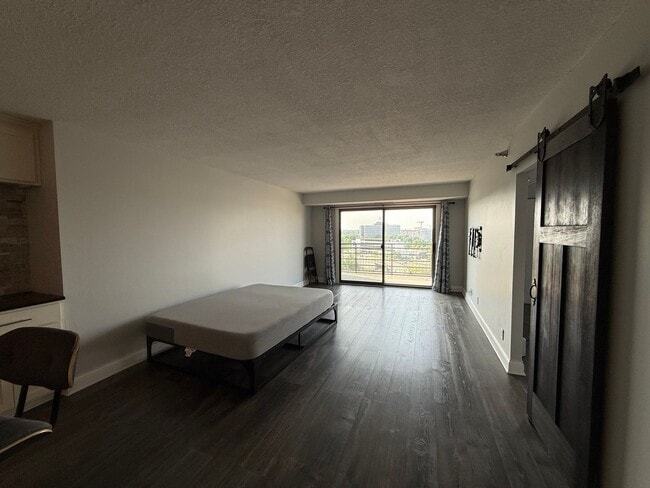 Building Photo - Modern 1 Bedroom Apartment With Stunning C...