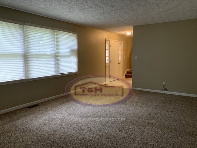 Building Photo - Spacious Home in Perry Township!