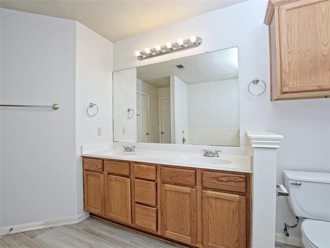 Building Photo - 305 N Heatherwilde Blvd