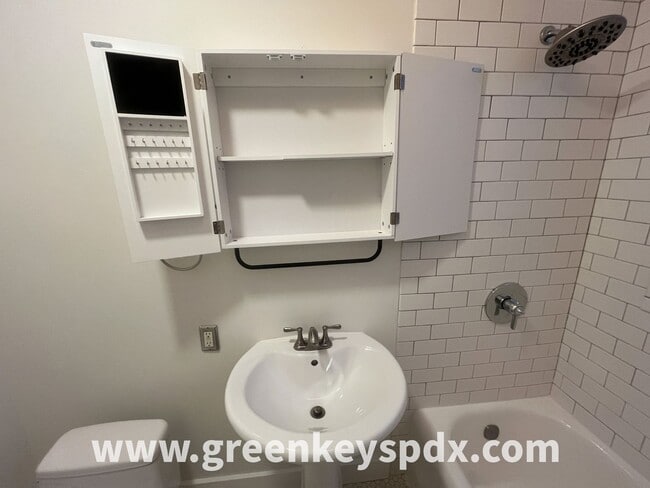 Building Photo - Historic Nob Hill Studio Condo at Patricia Court – Walk to NW 23rd