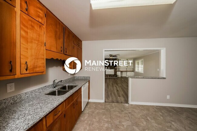 Building Photo - 3 Bedroom Pet-Friendly Home in Birmingham, AL with Main Street Renewal