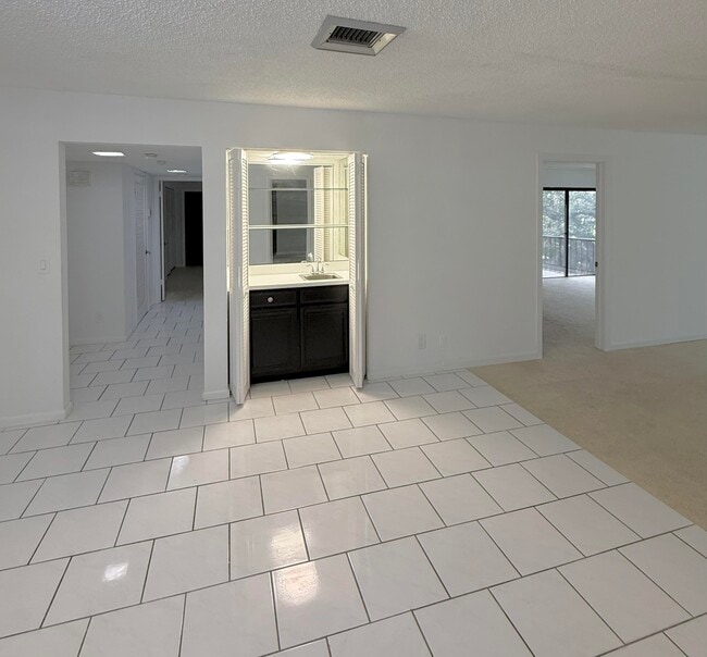 Building Photo - 1739 Embassy Dr