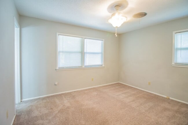 Building Photo - Great 3 bedroom 1.5 bathroom house!