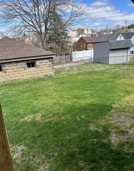 Fenced yard - 1115 Margray St
