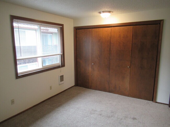 Building Photo - One Bedroom Apartment Close to Downtown
