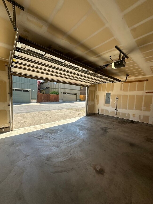 Building Photo - Charming 3 Bedroom home near Old Mill!