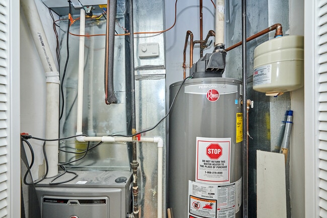 Building Photo - 2436 W Cortez St